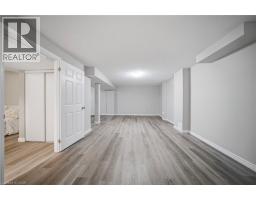 884 STOUTT Crescent - 38