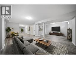 884 STOUTT Crescent - 42