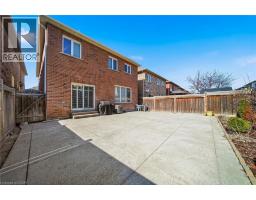 884 STOUTT Crescent - 44