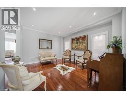 884 STOUTT Crescent - 5