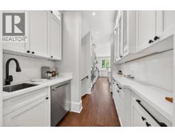 64 RAVINA Crescent - 12
