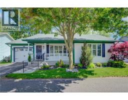 137 WESLEY Crescent - 1