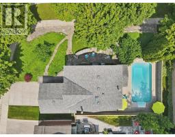 16 MANITOULIN Crescent - 2