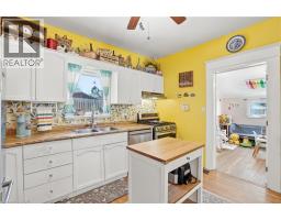 8 STRATHCONA Avenue - 14
