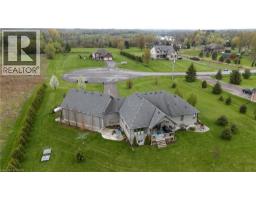 6 MACNEIL Court - 40
