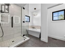 31 WINNETT Street N - 32