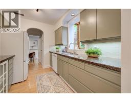 560 BLYTHWOOD Road - 8