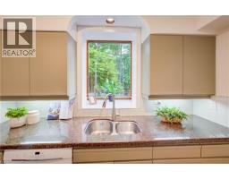 560 BLYTHWOOD Road - 9