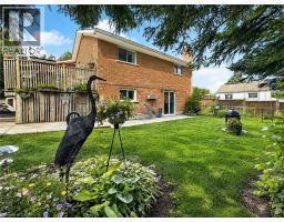 6 LANARK Crescent - 47