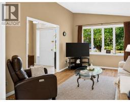 6 LANARK Crescent - 9