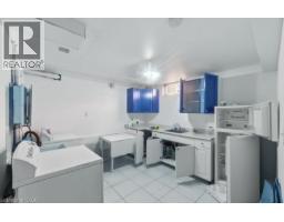 402 MIDWOOD Crescent - 18