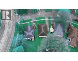 402 MIDWOOD Crescent - 2