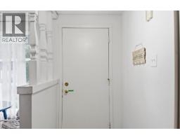 402 MIDWOOD Crescent - 4