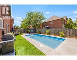 33 DEWSBURY Way - 33