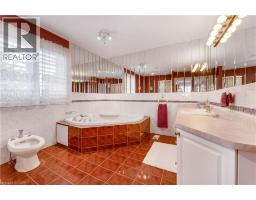 60 CHANDOS Drive - 22