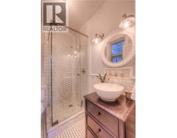 19 ROLAND Street - 22