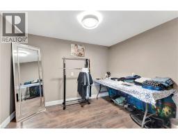 275 TALBOT Street N - 24