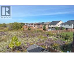 115 LARRY Crescent - 44