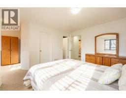 8 RENFREW Street - 33