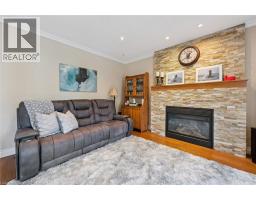 14 ROBERTSON Crescent - 15