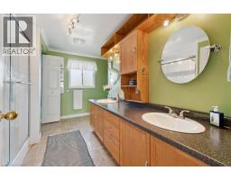 14 ROBERTSON Crescent - 25