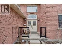 14 ROBERTSON Crescent - 3