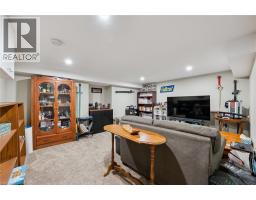 14 ROBERTSON Crescent - 32