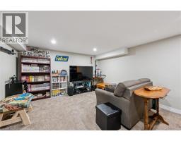 14 ROBERTSON Crescent - 33