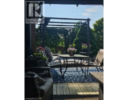 14 ROBERTSON Crescent - 40