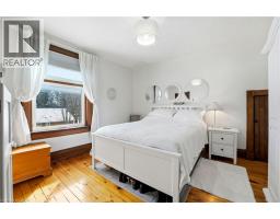 19 RIVERSIDE Drive W - 12