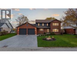 890 PERKIN Crescent - 1