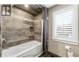 890 PERKIN Crescent - 35
