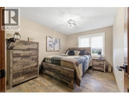 890 PERKIN Crescent - 36