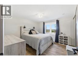 890 PERKIN Crescent - 38