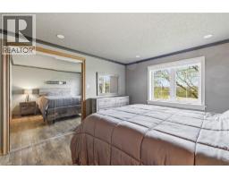 890 PERKIN Crescent - 40