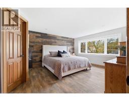 890 PERKIN Crescent - 41