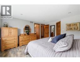 890 PERKIN Crescent - 44