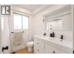 8 ROBROY Court - 18