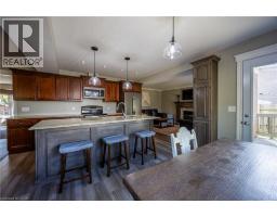22 FALLS Crescent - 10