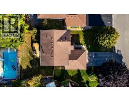 22 FALLS Crescent - 35