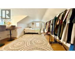 8 MCNAB Street W - 20