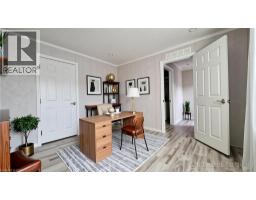 24 MACPHERSON Crescent - 10