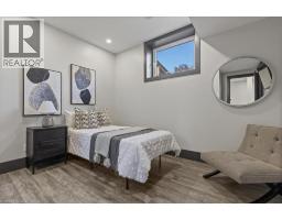 404 MONTROSE Street N - 32