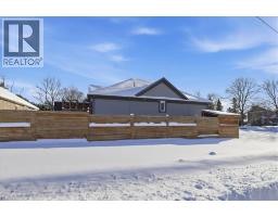 404 MONTROSE Street N - 38