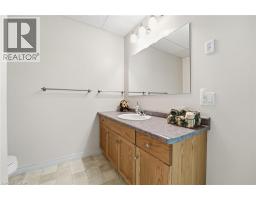 110 ARMSTRONG Street W - 31