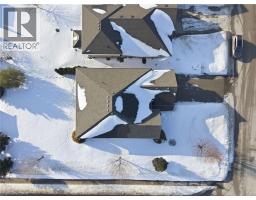 110 ARMSTRONG Street W - 6