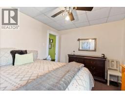 135 SHERWOOD Drive - 34