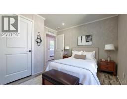 24 MACPHERSON Crescent - 12