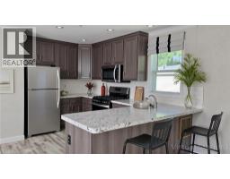 24 MACPHERSON Crescent - 3