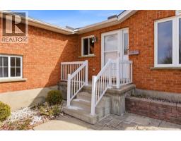 135 STIRLING MACGREGOR Drive - 3